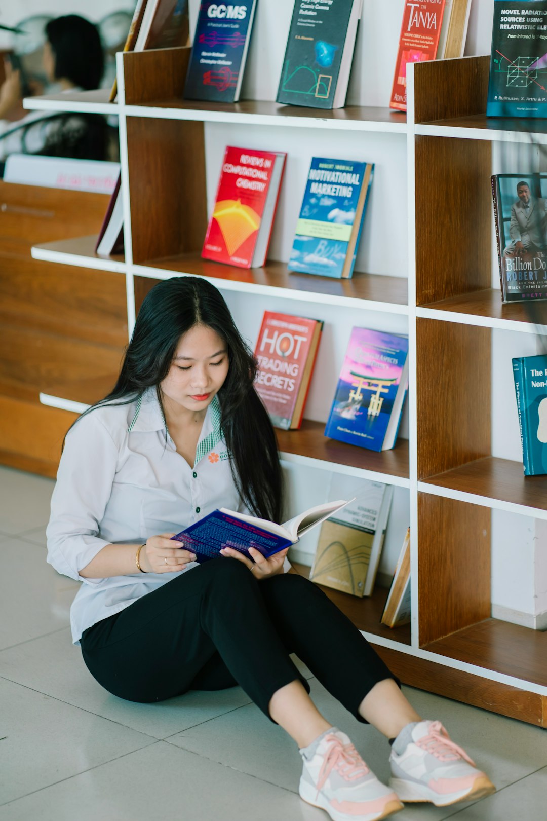 a-woman-reading-a-book-pyifngdhtcs